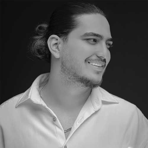 میبینمت از دور بدون تو من همش بیدارم میخندم